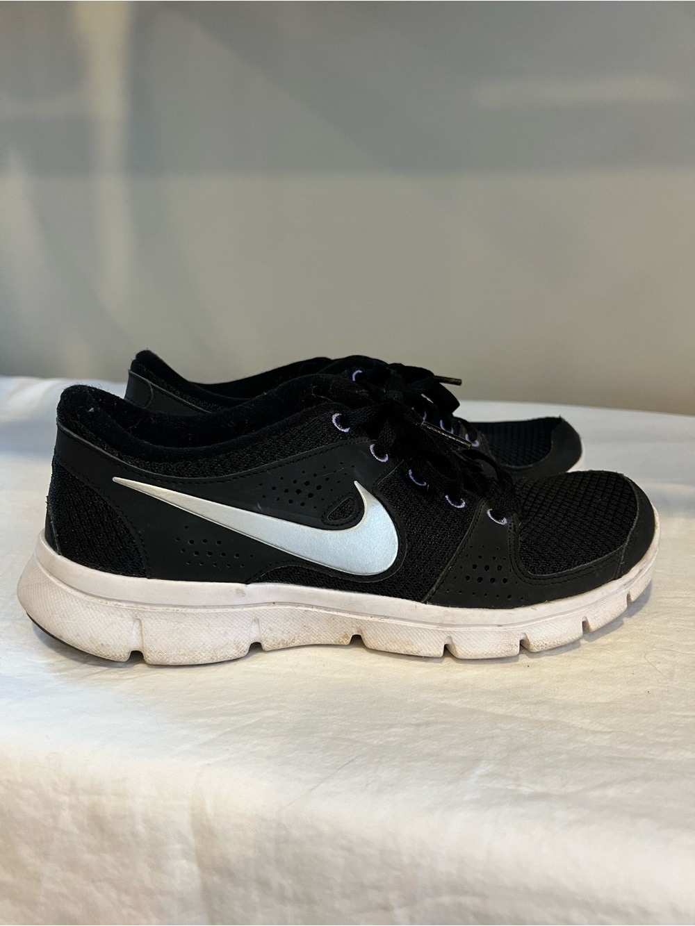 Nike Flex Experience Run VT2 Black White Running Shoes Women’s Size 7 Sneakers